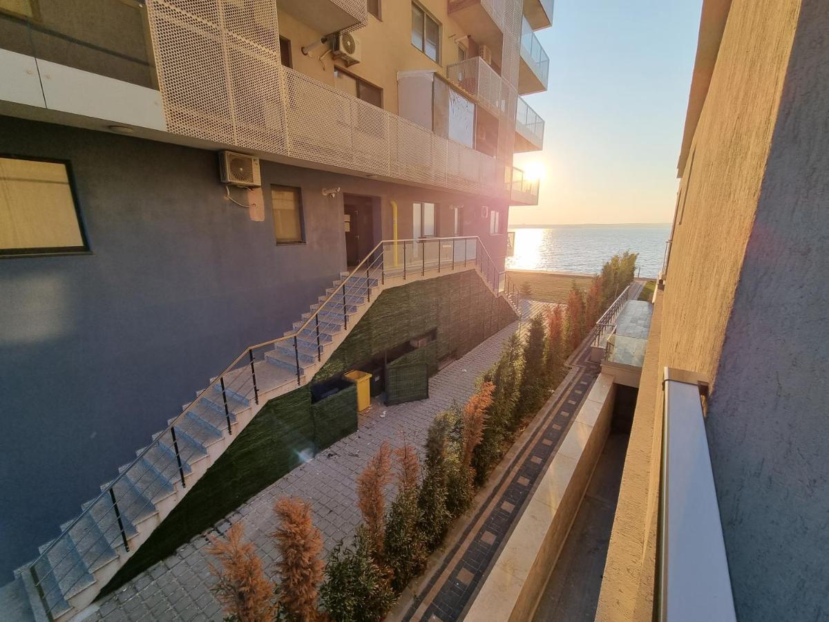 Breeze Studio Apartment Mamaia Bagian luar foto